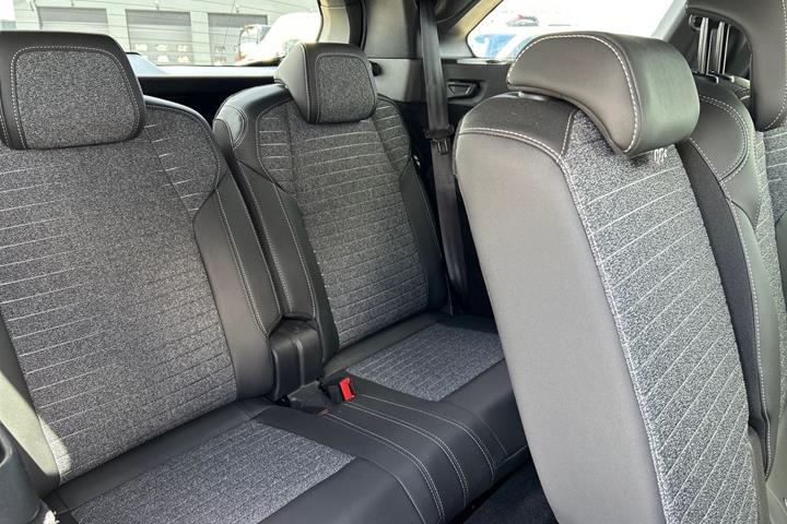 Sort Peugeot e-5008 fra 2025