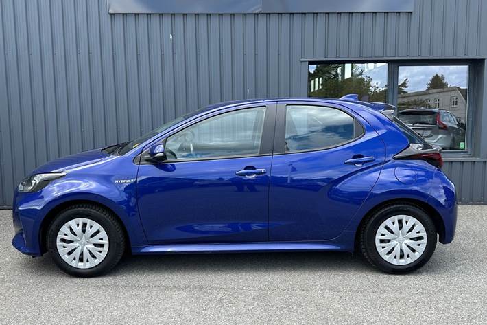 Blå Toyota Yaris fra 2020