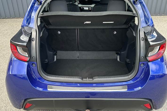 Blå Toyota Yaris fra 2020