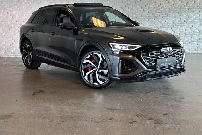 Grå Audi Q8 e-tron fra 2024