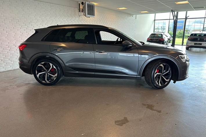 Grå Audi Q8 e-tron fra 2024