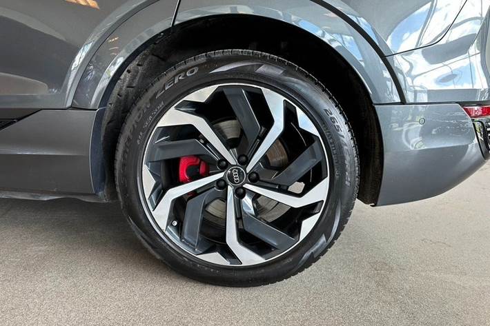 Grå Audi Q8 e-tron fra 2024