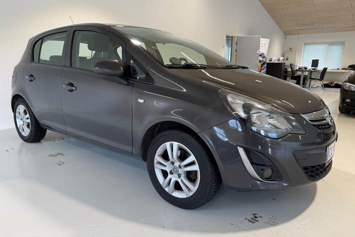 Grå Opel Corsa fra 2014