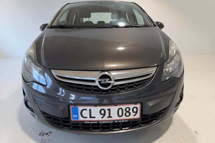 Grå Opel Corsa fra 2014
