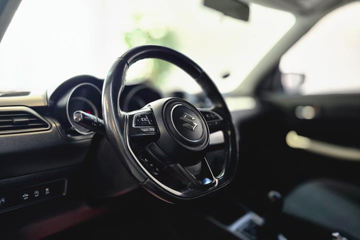 Blå Suzuki Swift fra 2020