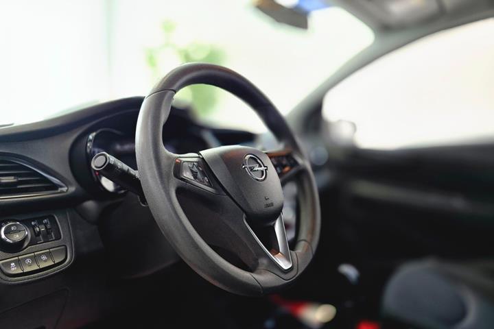 Hvid Opel Karl fra 2018