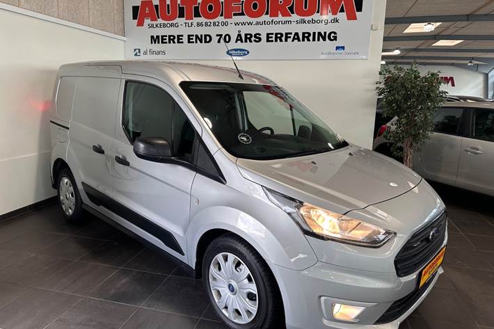 Sølv Ford Transit Connect fra 2020 set udefra