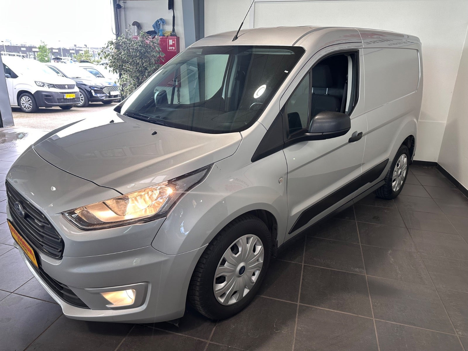 Sølv Ford Transit Connect fra 2020