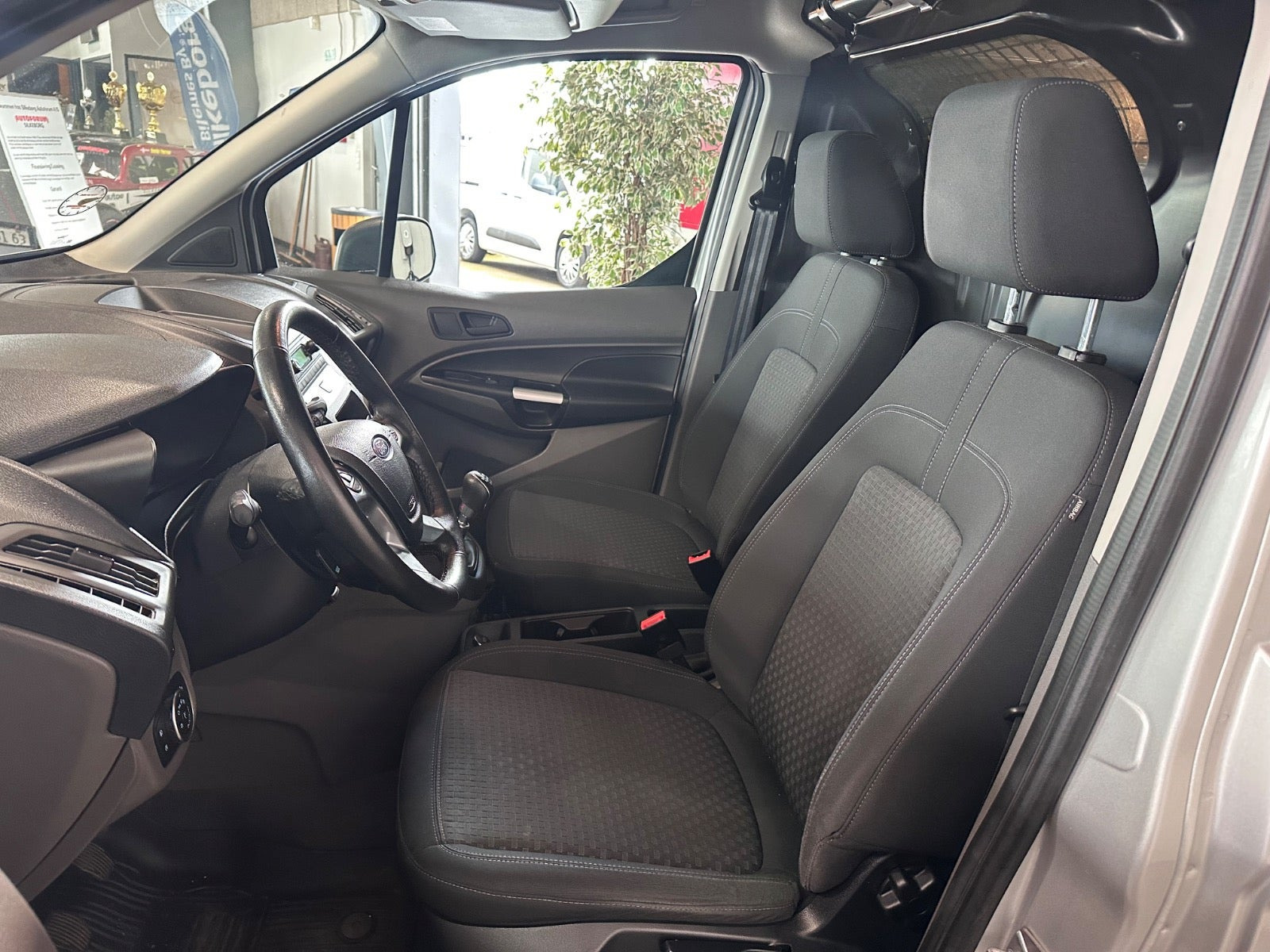 Sølv Ford Transit Connect fra 2020