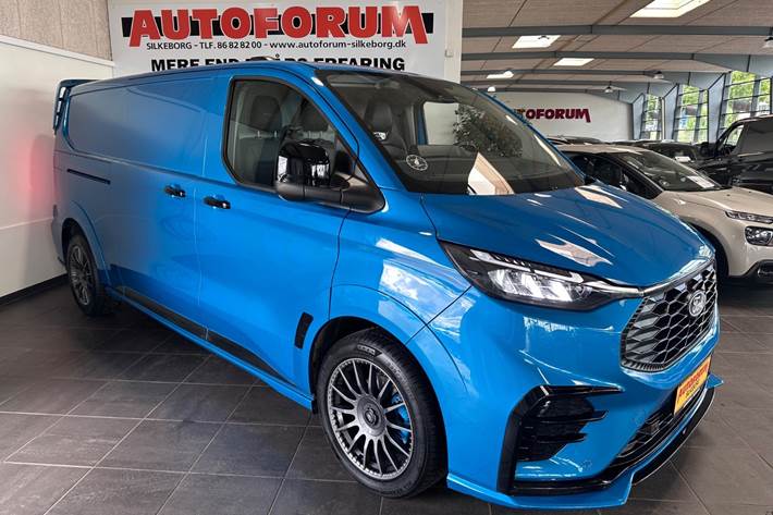 Blå Ford Transit Custom 320 L2 fra 2025 set udefra