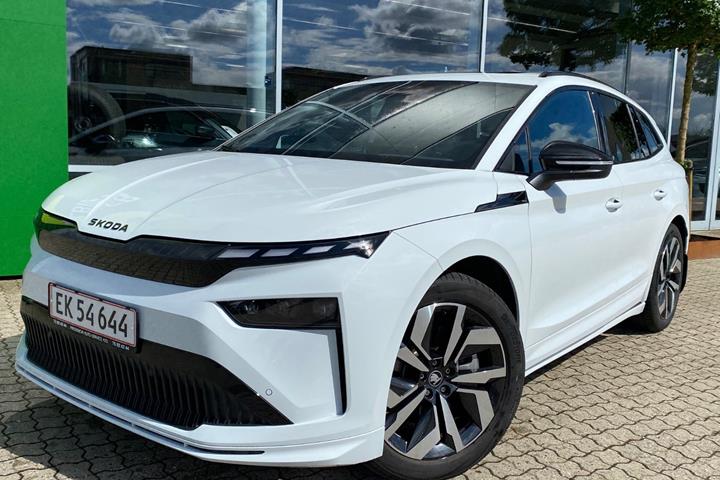 Hvid Skoda Enyaq fra 2026 set udefra