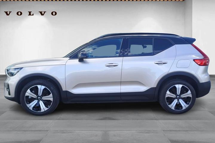 Beige Volvo XC40 fra 2023