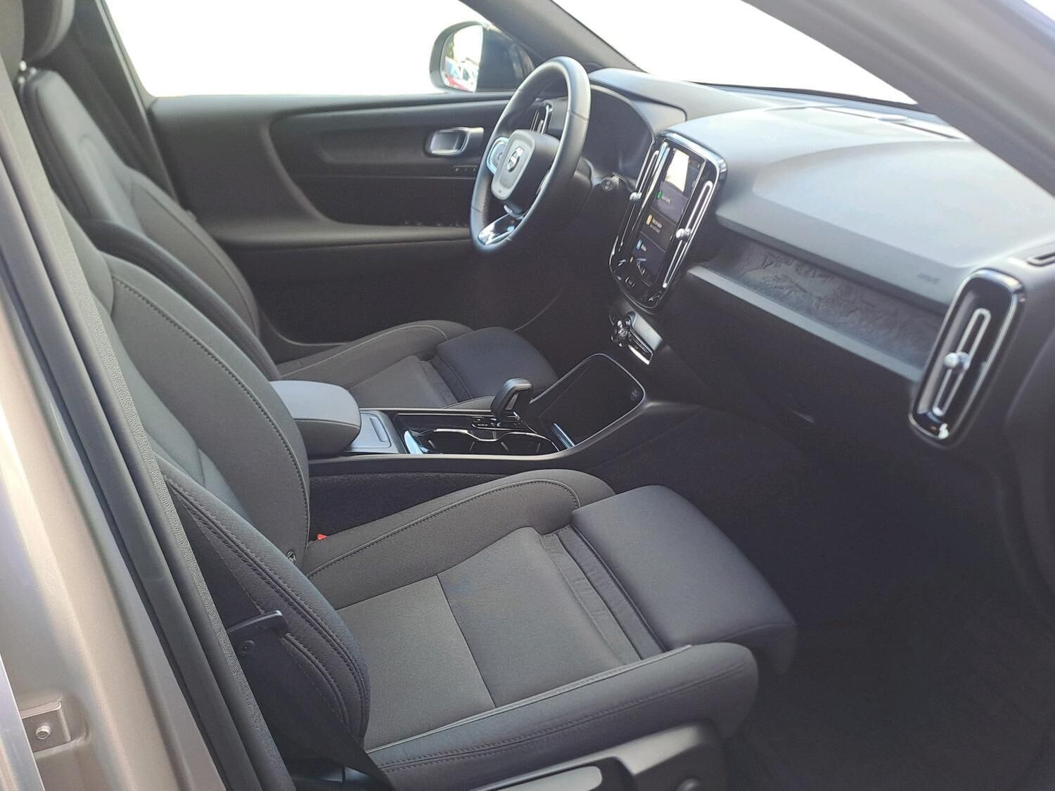 Beige Volvo XC40 fra 2023