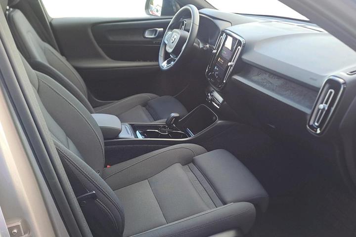 Beige Volvo XC40 fra 2023