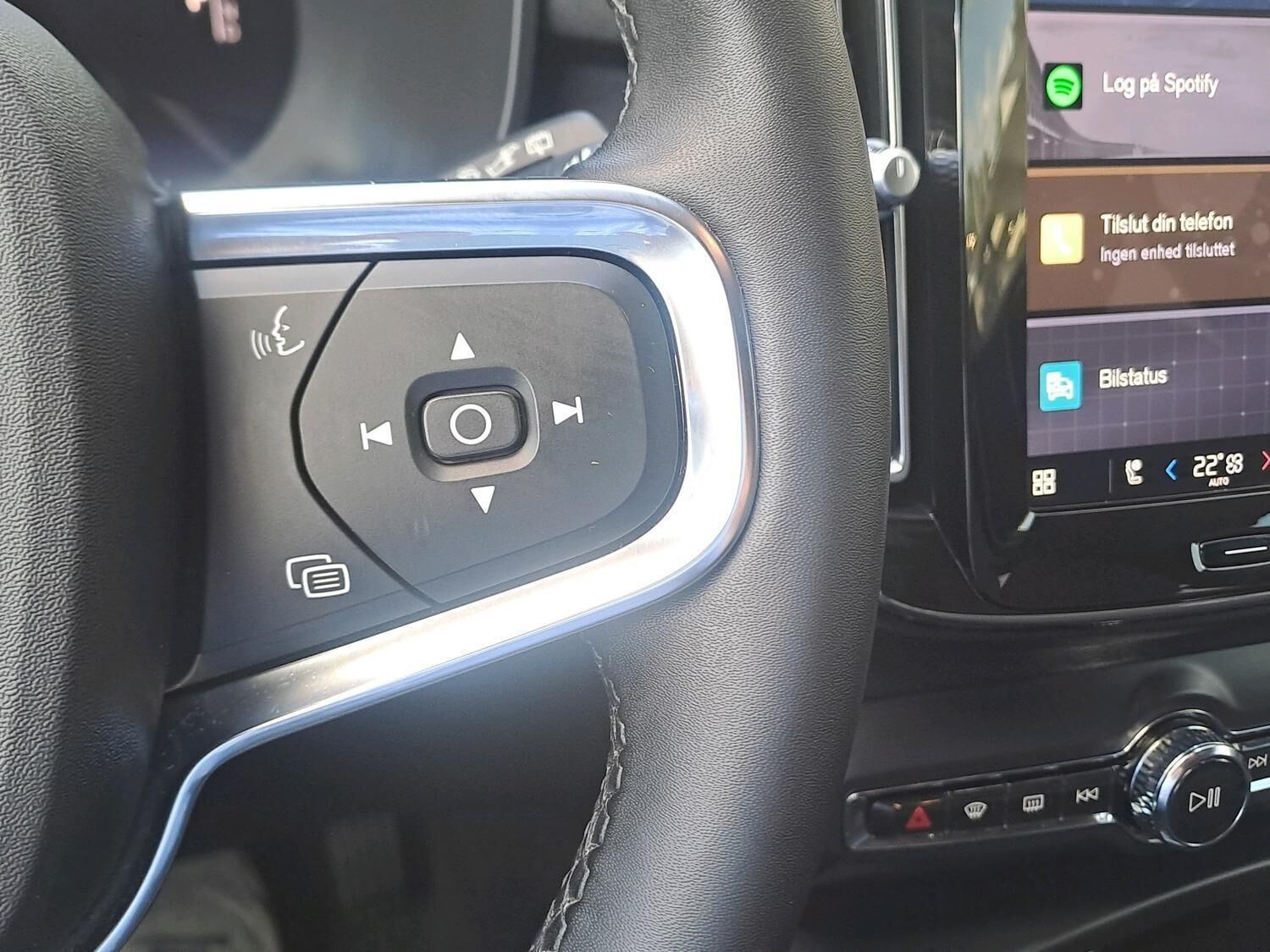 Beige Volvo XC40 fra 2023