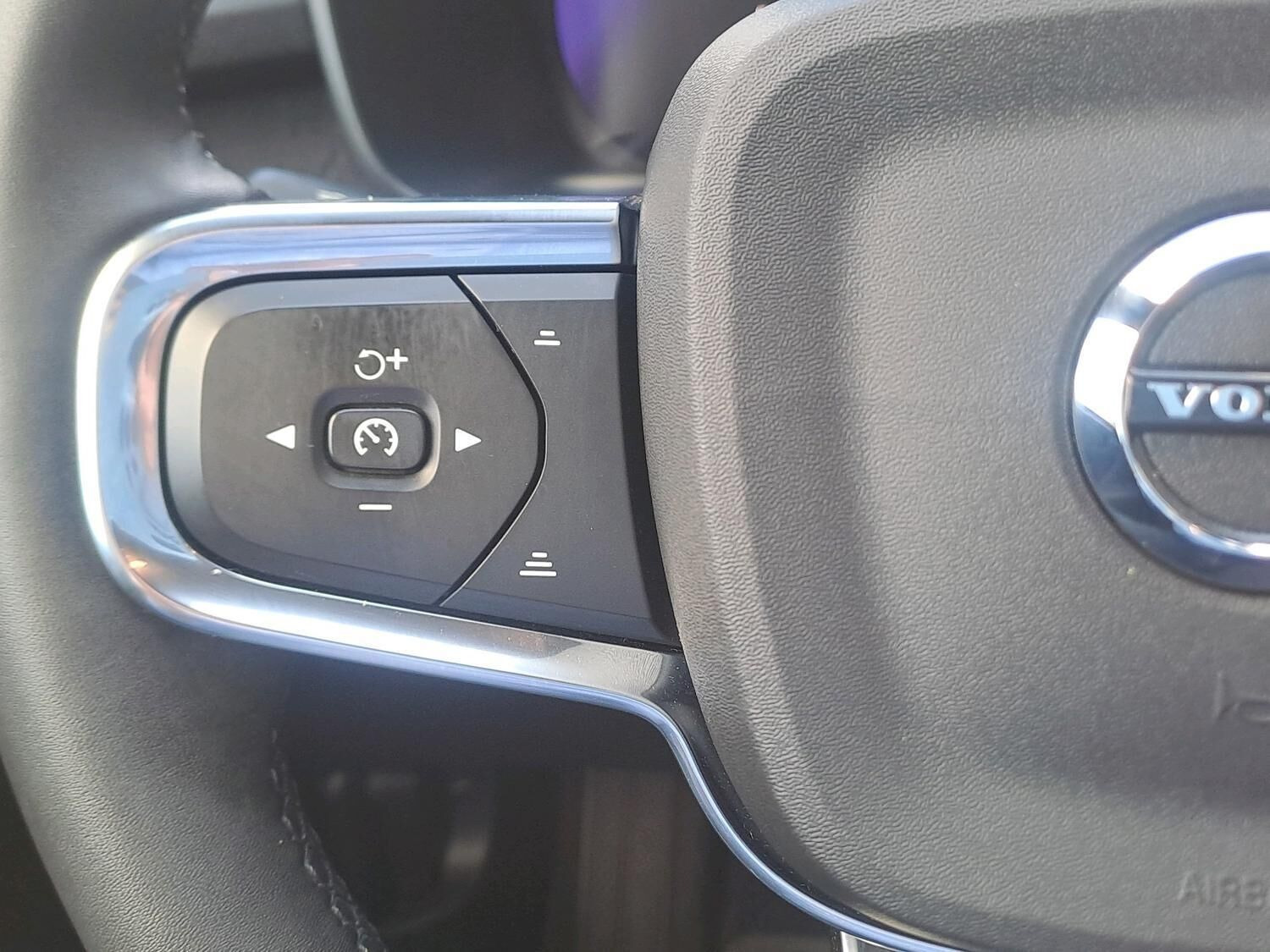 Beige Volvo XC40 fra 2023