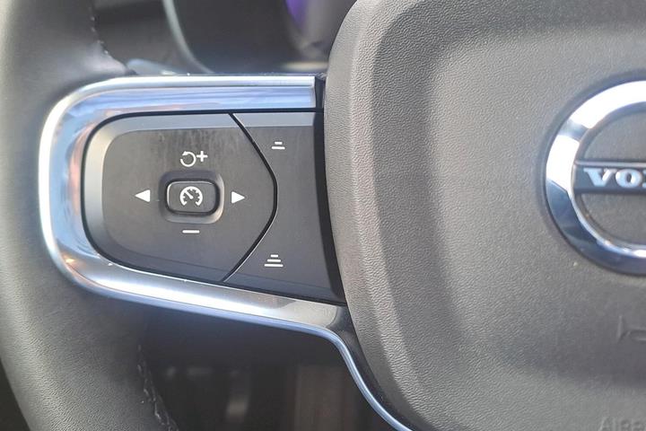 Beige Volvo XC40 fra 2023