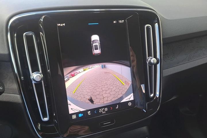 Beige Volvo XC40 fra 2023