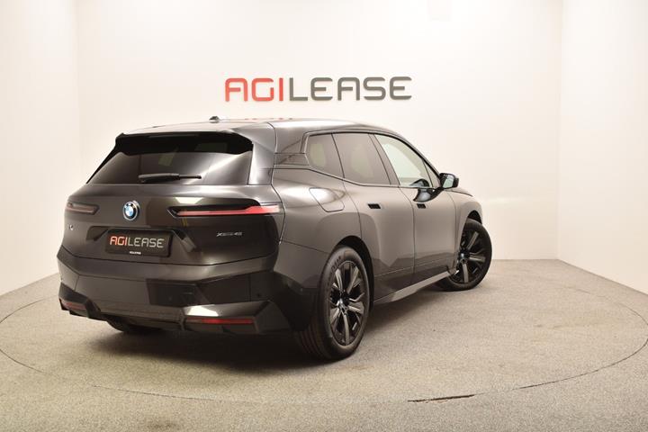 Grå BMW iX fra 2022