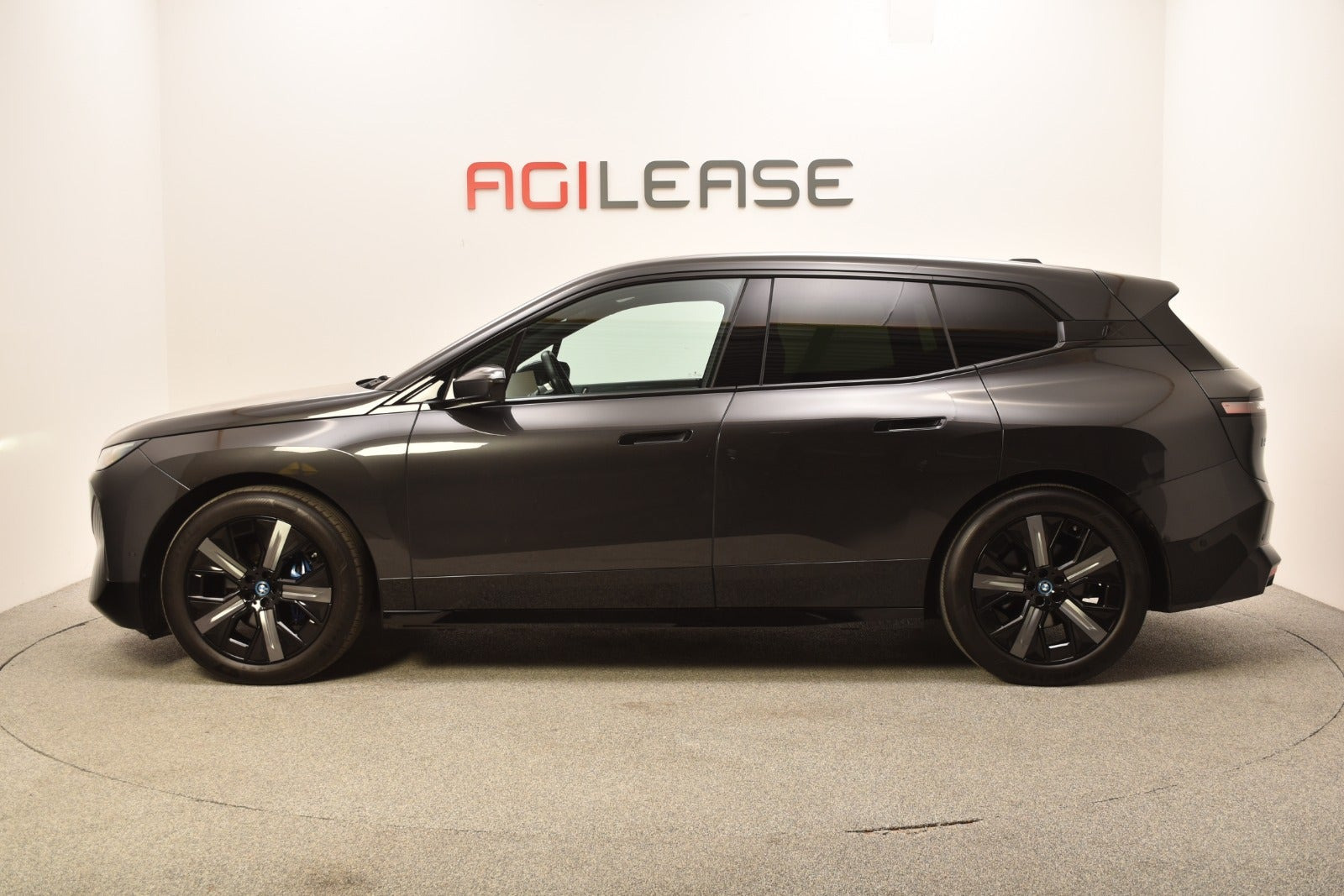 Grå BMW iX fra 2022