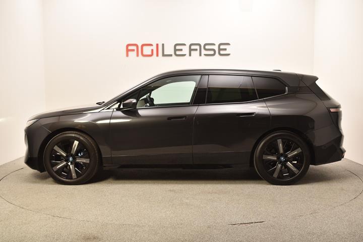 Grå BMW iX fra 2022