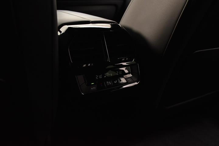 Grå BMW iX fra 2022