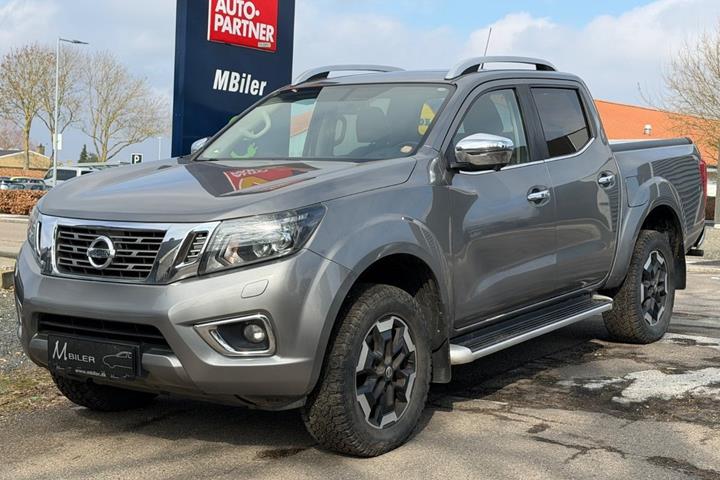 Grå Nissan Navara fra 2021 set udefra