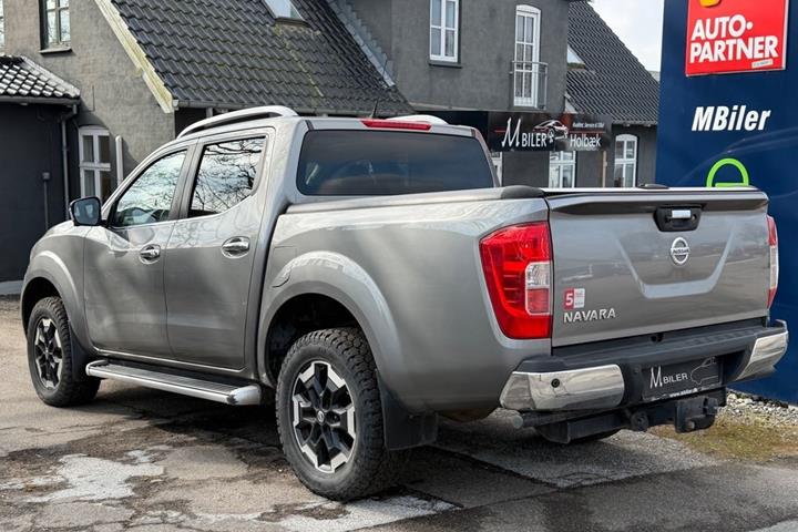 Grå Nissan Navara fra 2021 set udefra