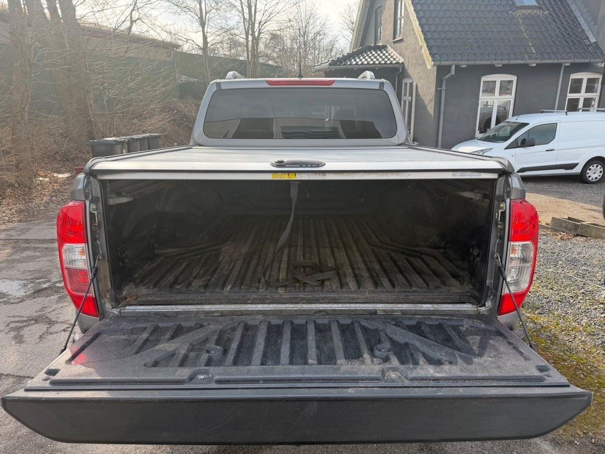 Grå Nissan Navara fra 2021 set udefra