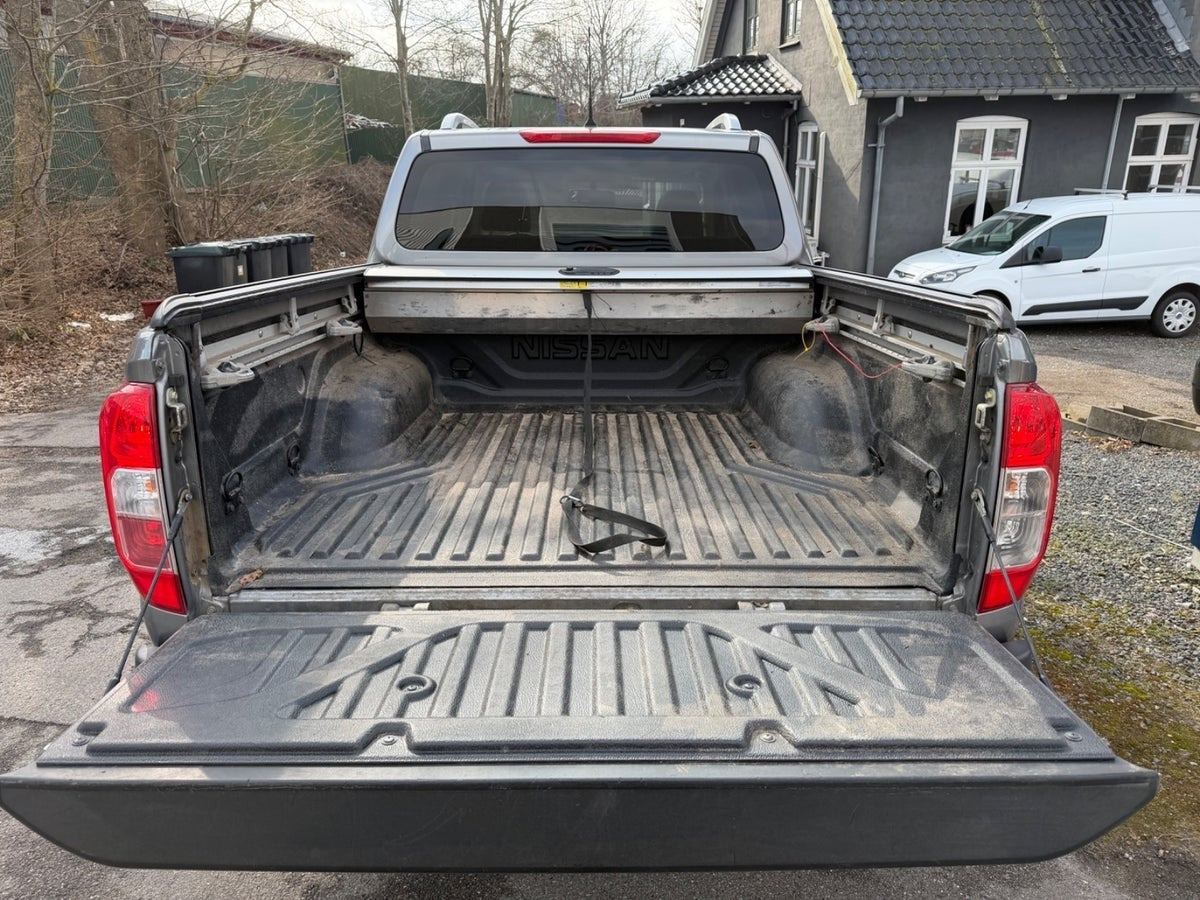 Grå Nissan Navara fra 2021 set udefra