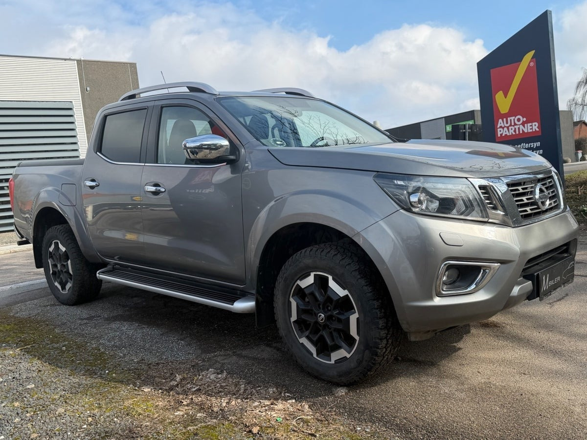 Grå Nissan Navara fra 2021 set udefra