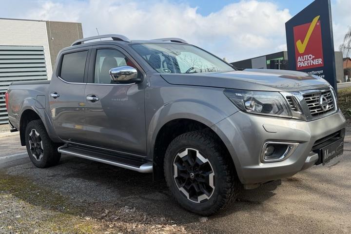 Grå Nissan Navara fra 2021 set udefra