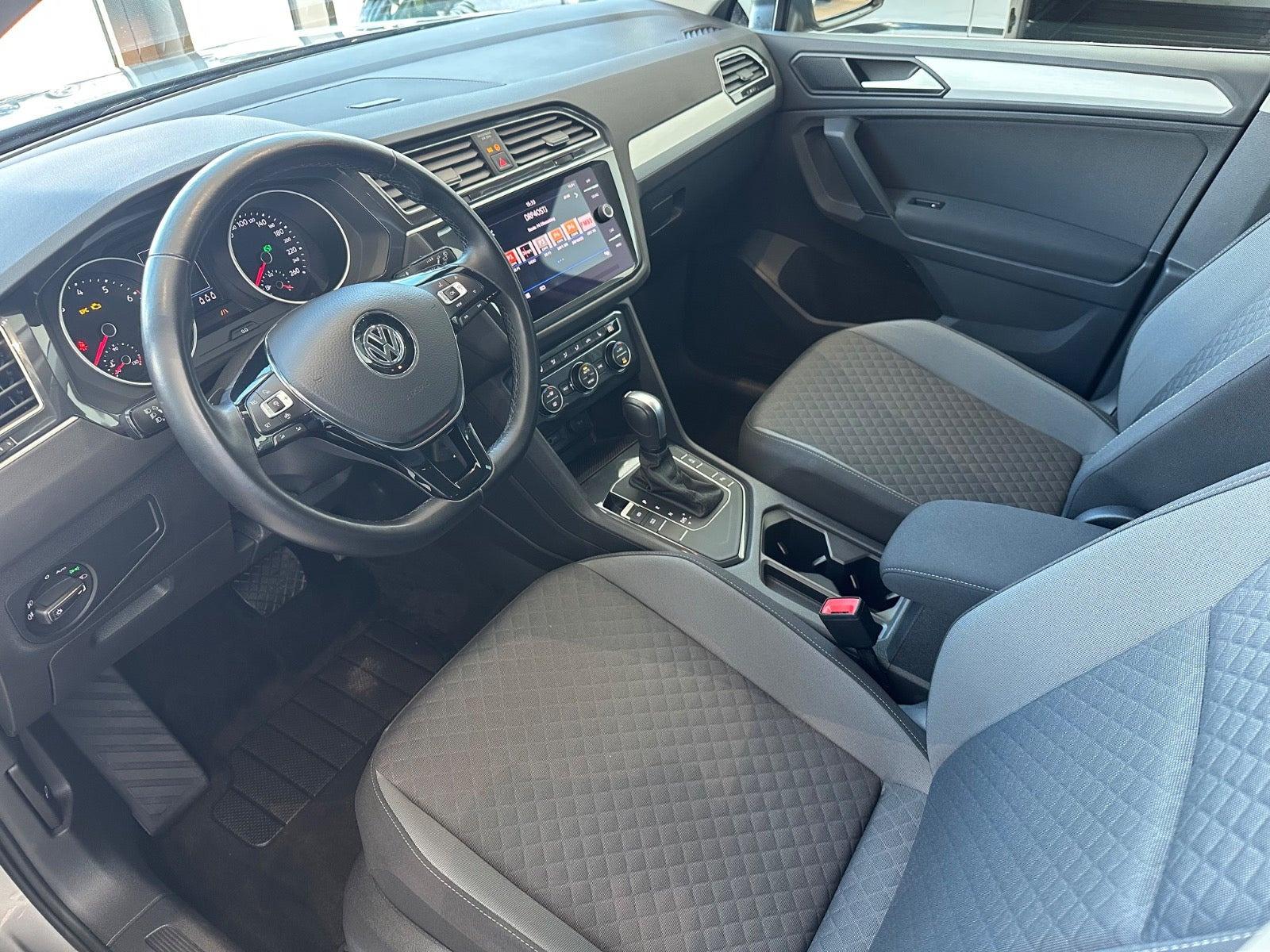 Grå VW Tiguan fra 2020