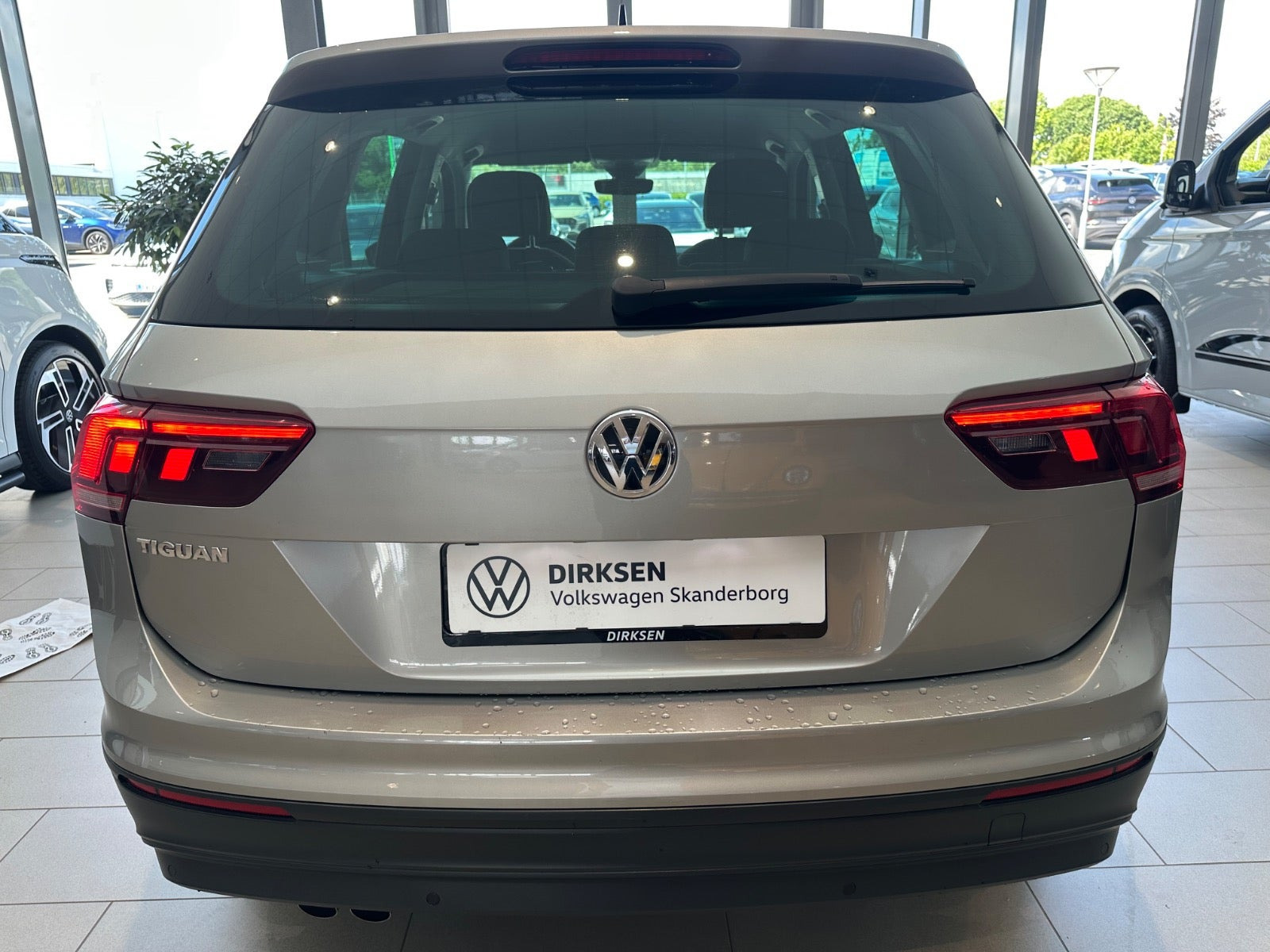 Grå VW Tiguan fra 2020