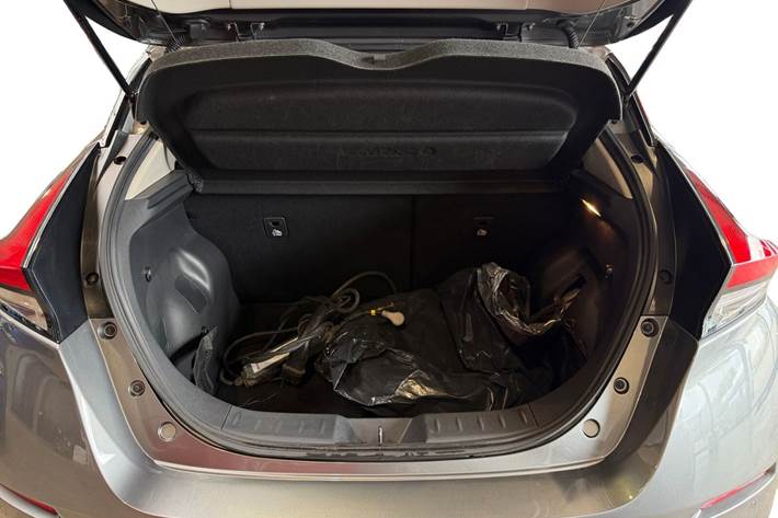 Grå Nissan Leaf fra 2021