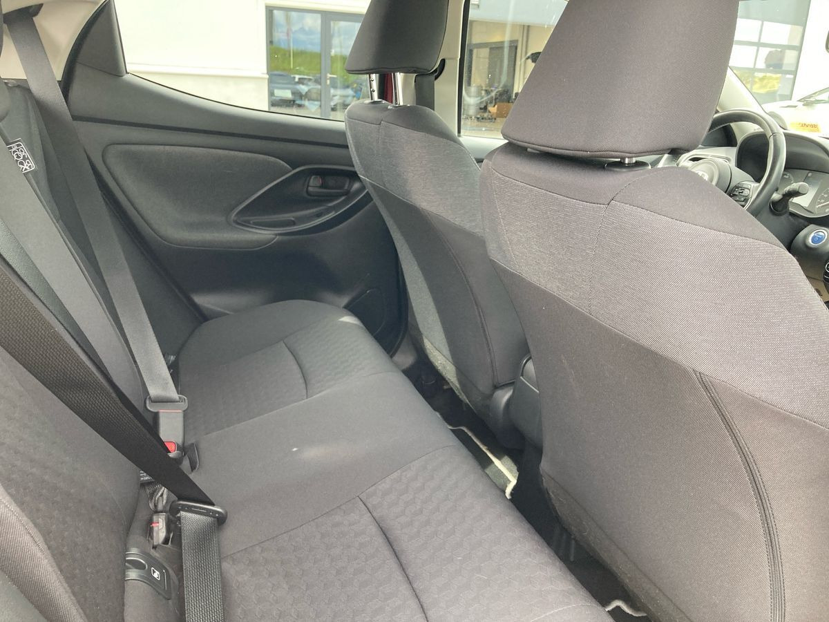 Rød Toyota Yaris fra 2021