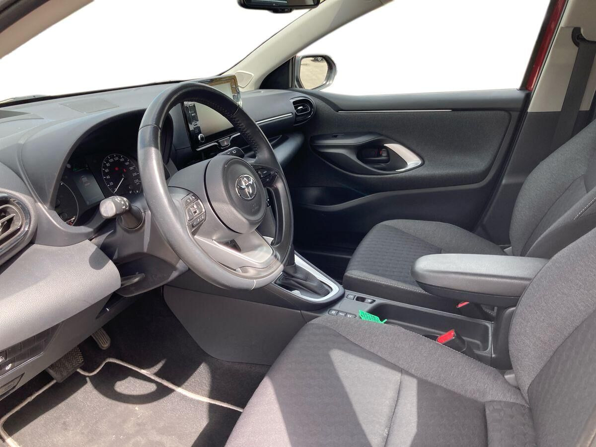 Rød Toyota Yaris fra 2021