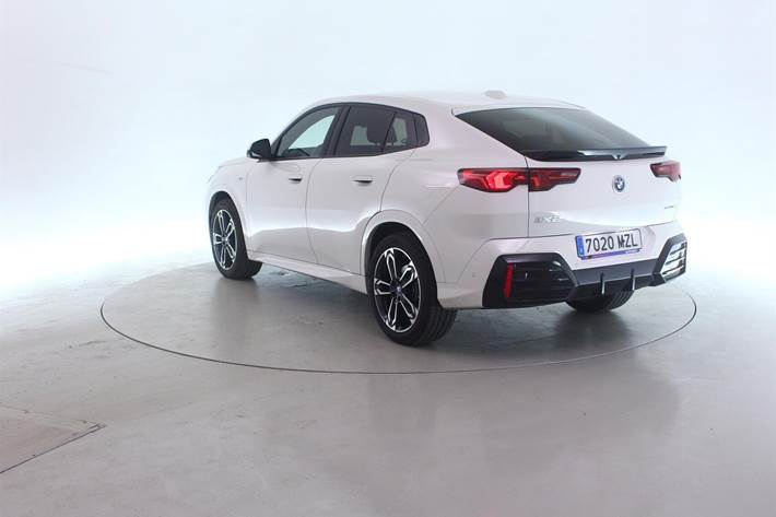 Hvid BMW iX2 fra 2025