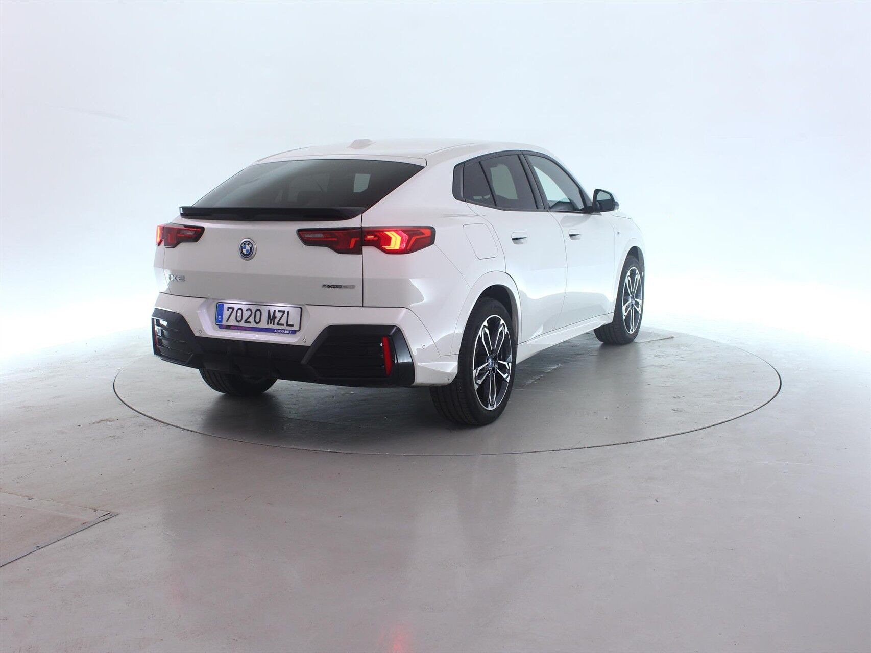 Hvid BMW iX2 fra 2025