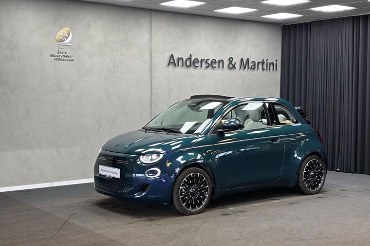 Grøn Fiat 500e fra 2023 set udefra