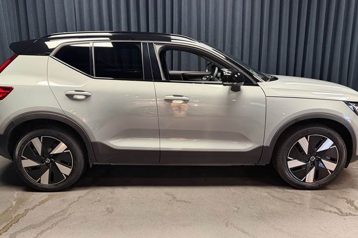 Grå Volvo XC40 fra 2023
