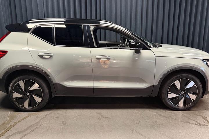 Grå Volvo XC40 fra 2023