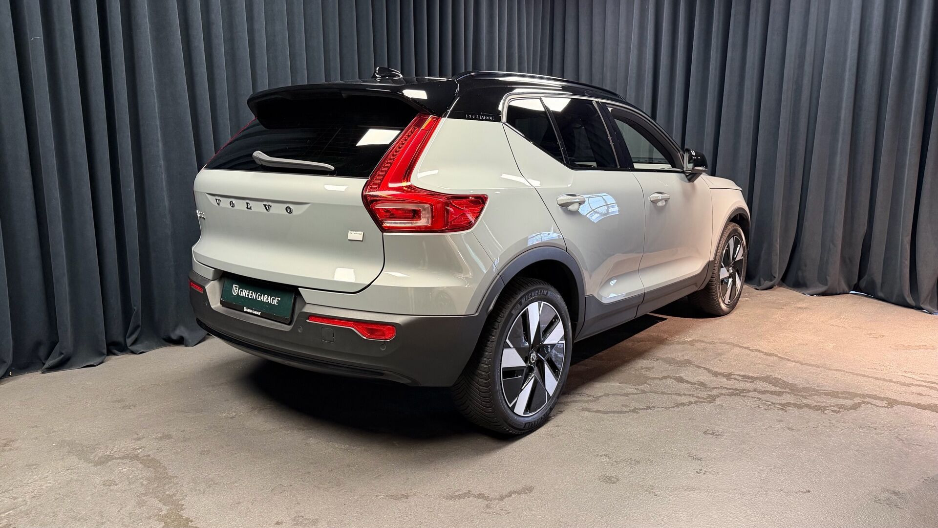 Grå Volvo XC40 fra 2023