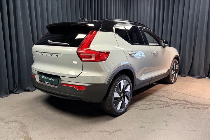 Grå Volvo XC40 fra 2023