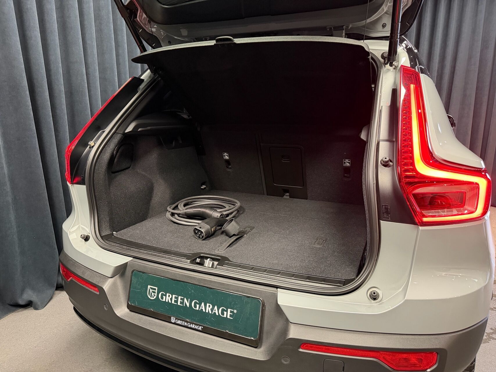 Grå Volvo XC40 fra 2023