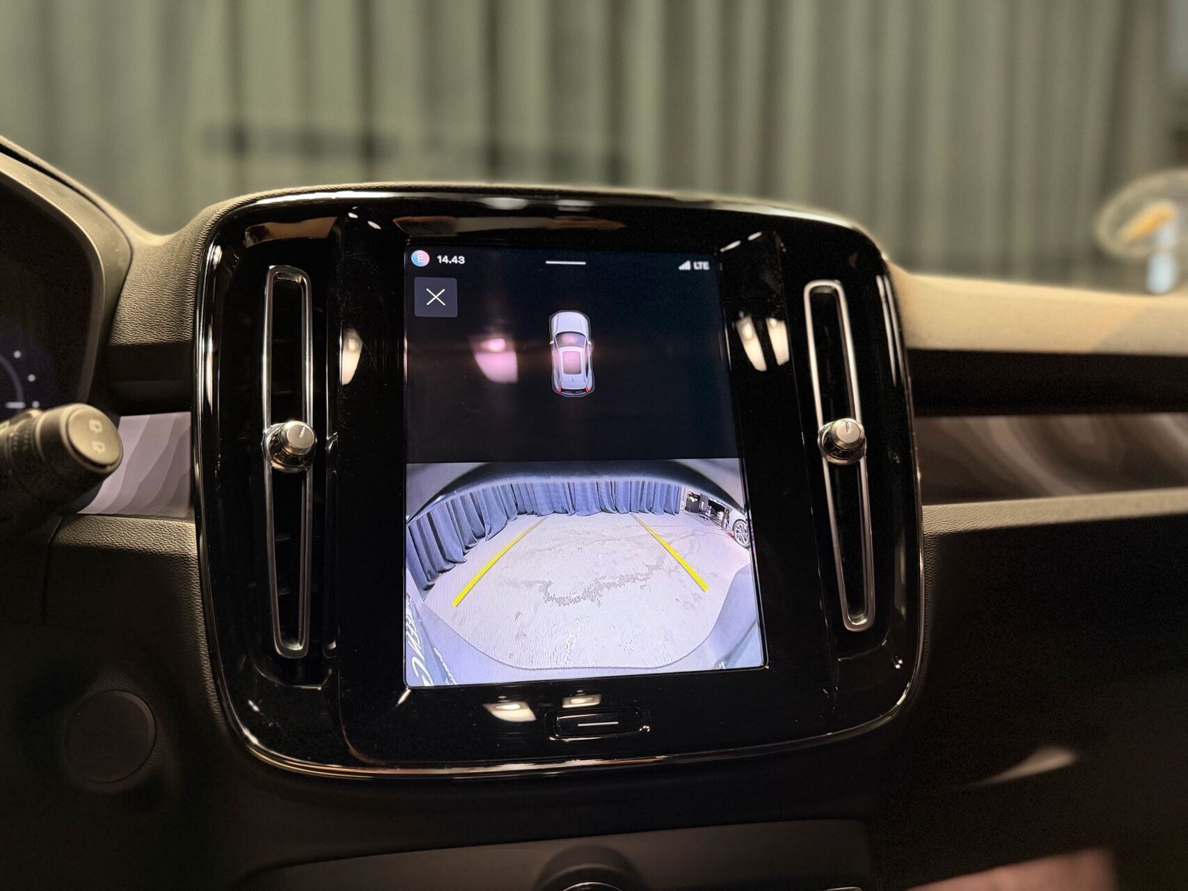 Grå Volvo XC40 fra 2023