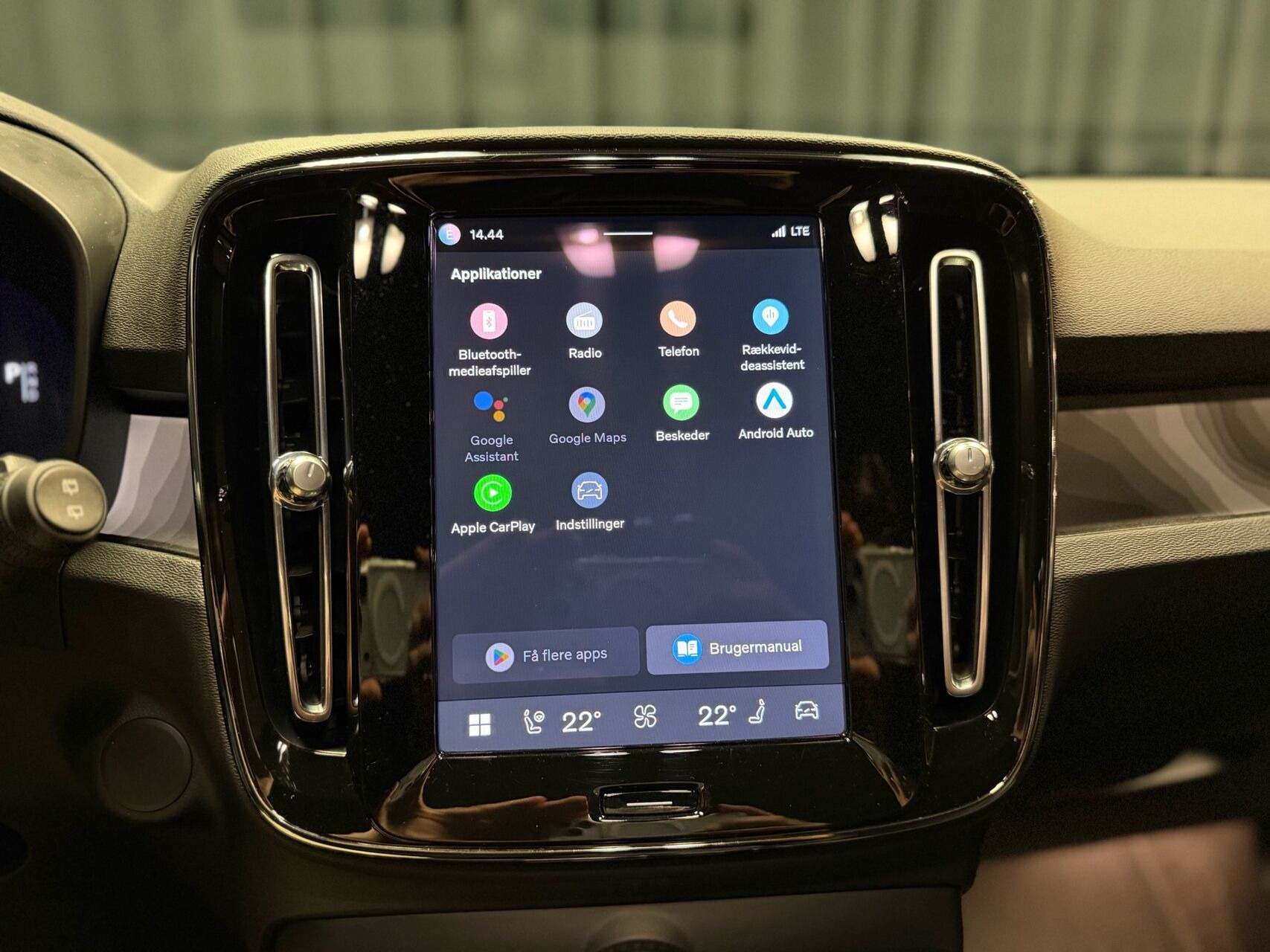 Grå Volvo XC40 fra 2023
