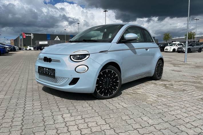 Blå Fiat 500e fra 2023