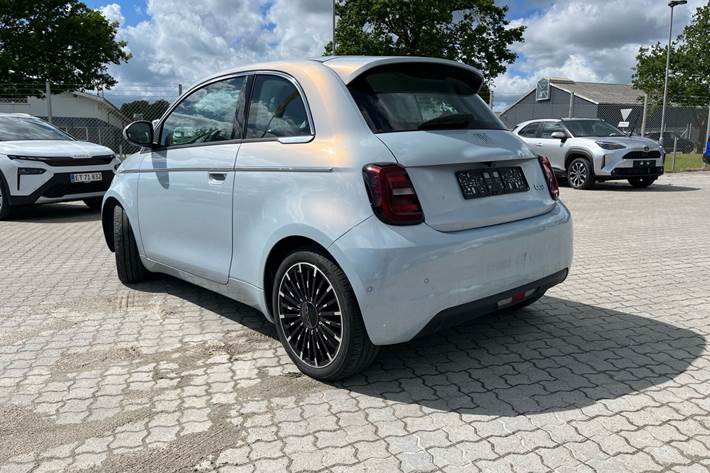 Blå Fiat 500e fra 2023