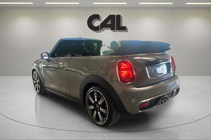 Grå Mini Cooper fra 2020